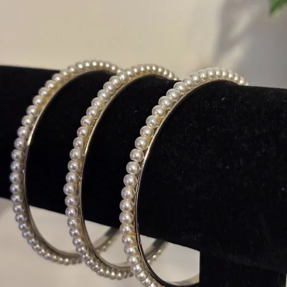 Beautiful Pearl in Silver Tone a set of 3 Bracelets (size 8) with pouch - Picture 3 of 12